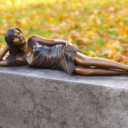 Bronzen beeld Liggend meisje    14x11x55cm