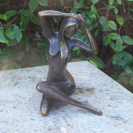 Bronzestatue Sitzende Frau 24x17x18cm