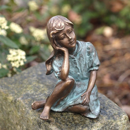 Bronzen beeld Opkijkend meisje 13x10x9cm