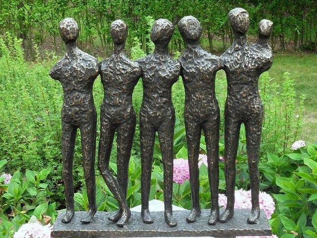 Bronzen beeld 5 Mannen en kind 48x12x49cm