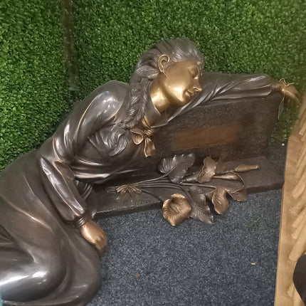 Bronzen beeld Vrouw liggend aan graf 57x40x150cm 67kg
