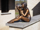 Bronzen beeld Vrouw met vogeltje 45x23x60cm