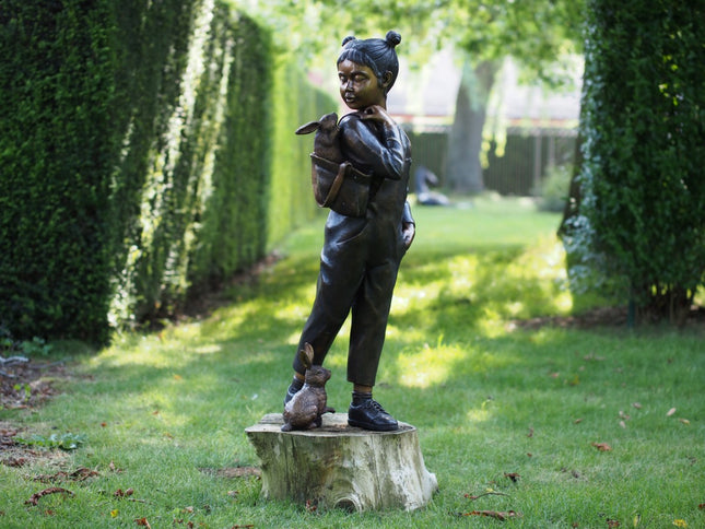 Bronzen beeld Meisje met konijn in rugzak 115x30x40cm