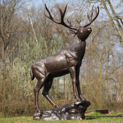 Bronzen beeld Staand hert op basis 197x102x135cm