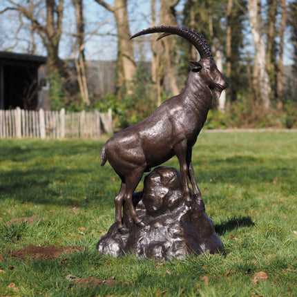 Bronzen beeld Berggeit naast rots 145x55x90cm