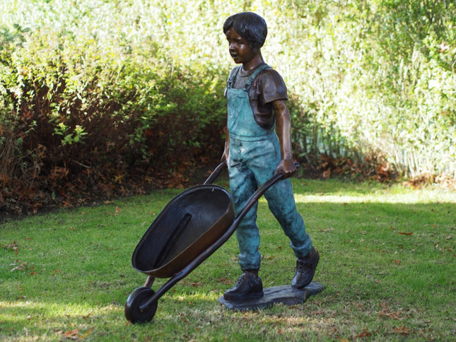 Bronzen beeld Boy with wheelbarrow 119x43x116cm 37kg