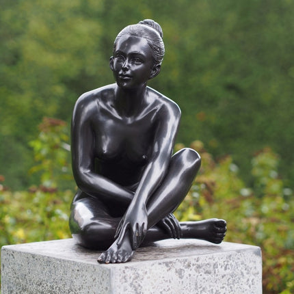 Bronzen beeld zittend 32x22x30cm