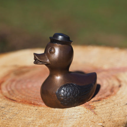 Bronzen beeld Eend met hoed 9x6x8cm