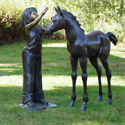 Bronzen beeld Meisje met veulen 113x60x120cm 45kg