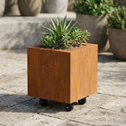 Vierkante cortenstalen plantenbak met wielen 30x30x30 cm