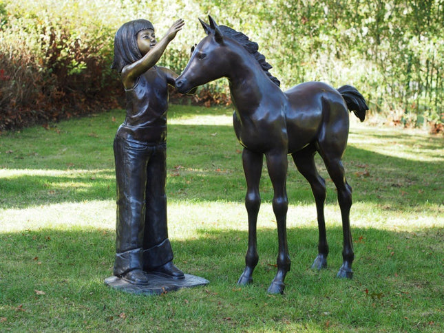 Bronzen beeld Meisje met veulen 113x60x120cm 45kg - Doika - Bronzen beeld - Doika - 5410807610459 - PB61045