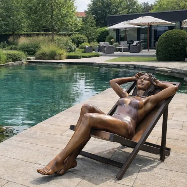Bronzen beeld Vrouw Op Strandstoel 160x70x95 cm - Doika - Bronzen beeld - Thermobrass - 5410807014974 - B1497